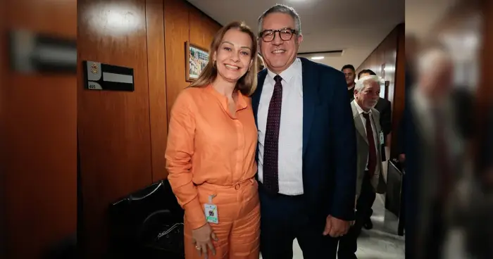 A prefeita Mireli Martins com o atual ministro da Saúde, Alexandre Padilha, em 29/03/2023. Do site https://galeravermelha.com.br/