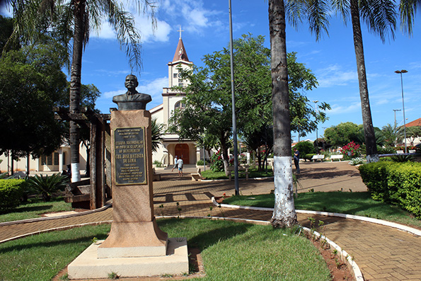 Matriz de São Sebastião, com o busto do fundador coronel José Baptista de Lima em primeiro plano. Néia Rosseto, em 21/04/2018