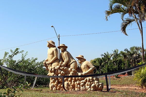Monumento em homenagem aos pioneiros. Néia Rosseto, 26/05/2018