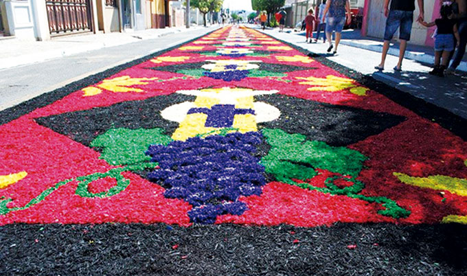 Enfeites de Corpus Cristo, como este de 2018, são tradicionais na cidade