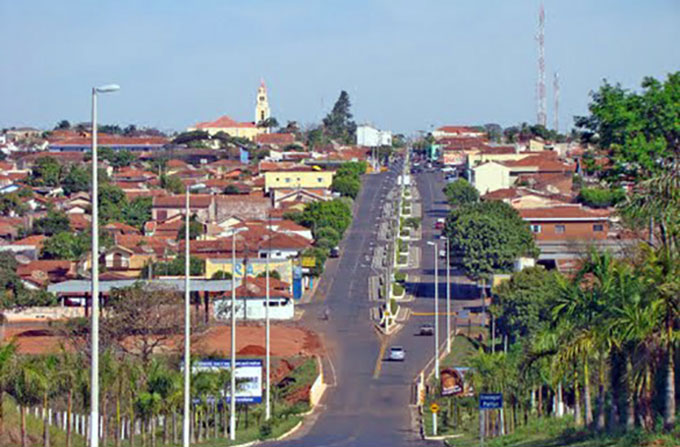 A avenida de entrada da cidade.