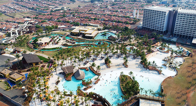 Uma vista geral do Hot Beach