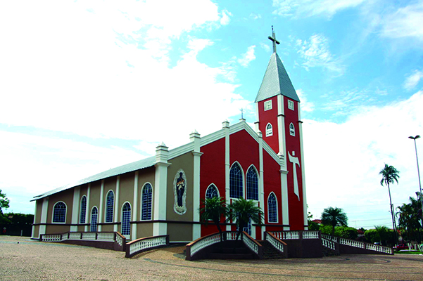 Igreja matriz de São Benedito, na praça D. Lafayette Libânio. Néia Rosseto, 2015