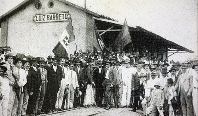 Estação da estrada de ferro São Paulo-Goiás, inaugurada com o nome de Luiz Barreto. Vê-se, hasteada, uma bandeira do Partido Fascista