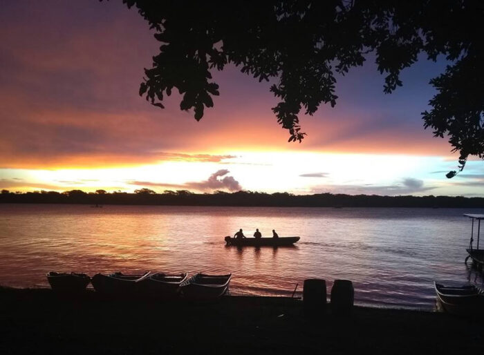Por do sol na praia Mariana, um ponto turístico.